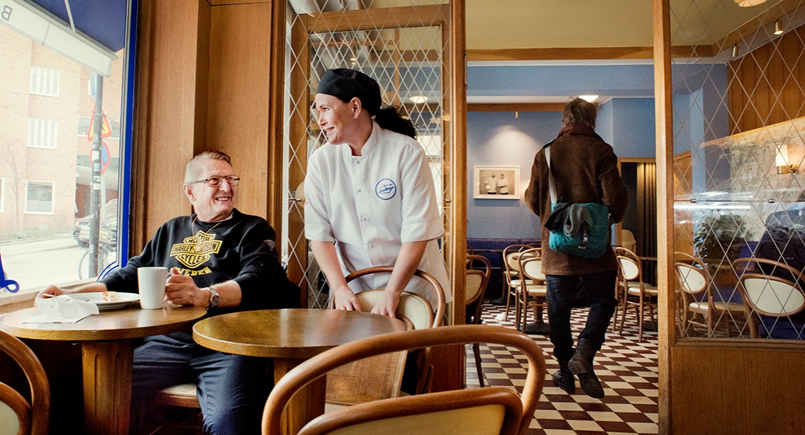 Stammisar stöttar anrika Lundbergs  Hotellrevyn