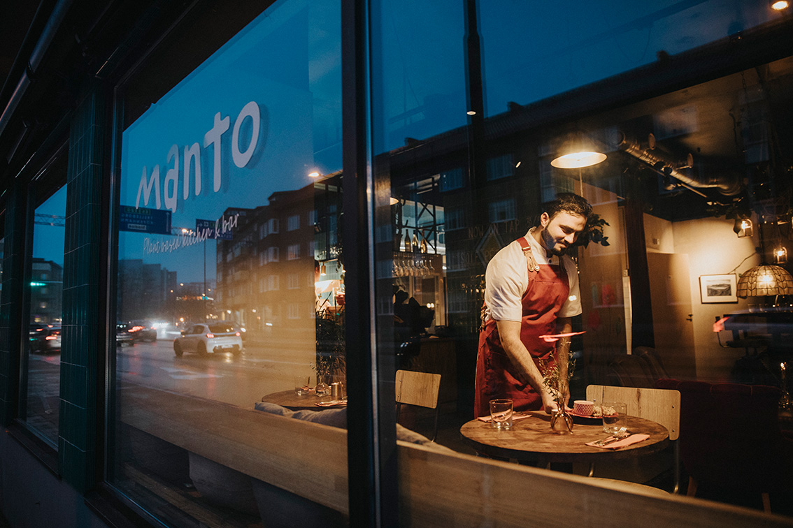 Nasib Abdulrasool på restaurangens kontor med fru Sara Ahmed och barnen Hania och Ayub.