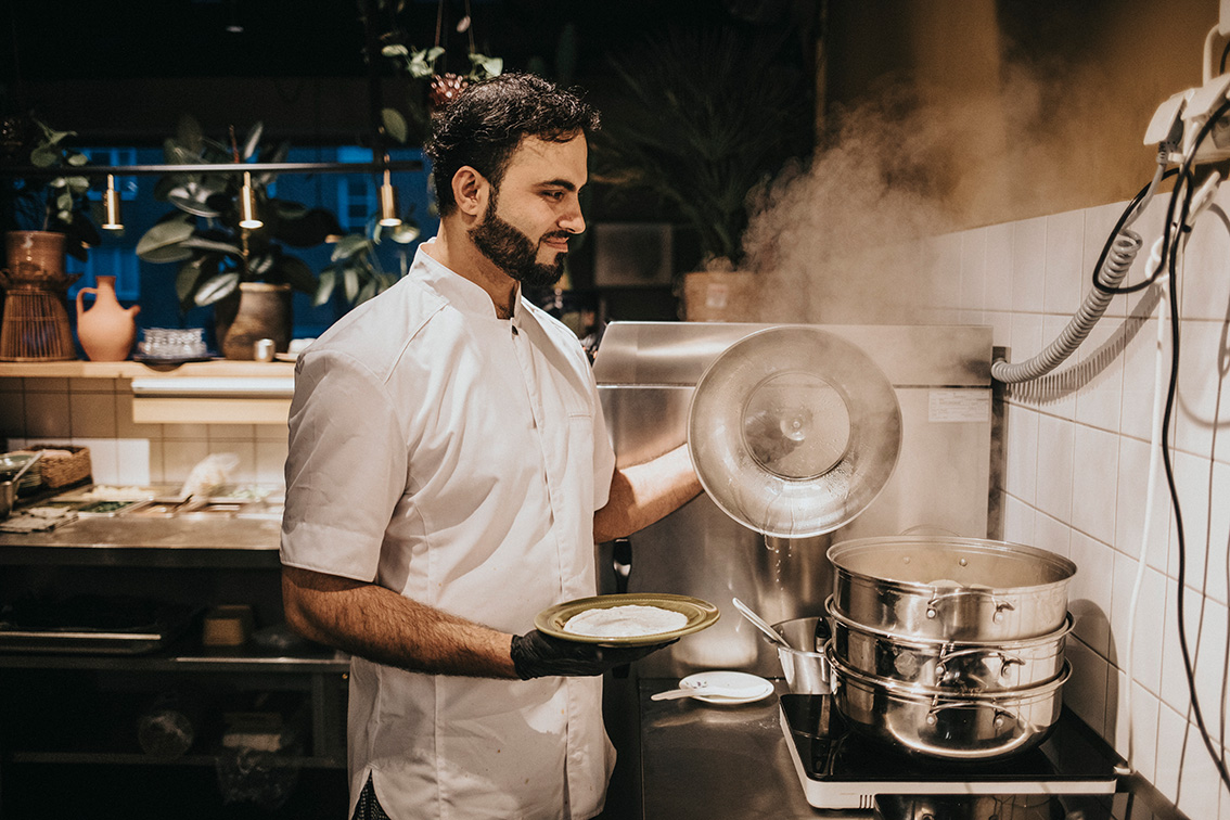 Skylt på restaurang Manto ”Plant-based asian fusion with a twist”