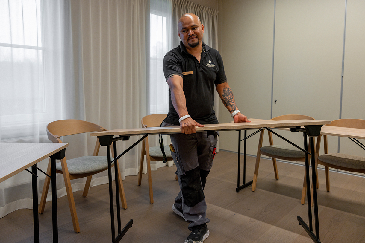 Rafael Sosa inne på kontoret på Högbo brukshotell