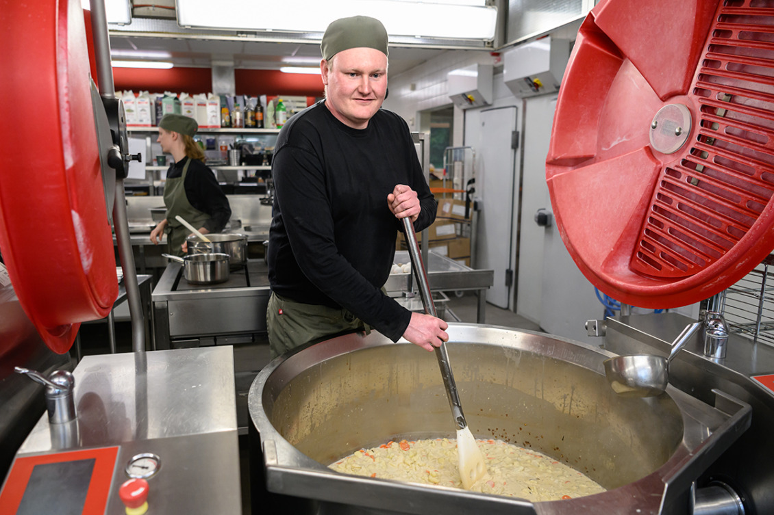 Simon fixar mat åt en hel garnison