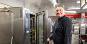 Simon fixar mat åt en hel garnison