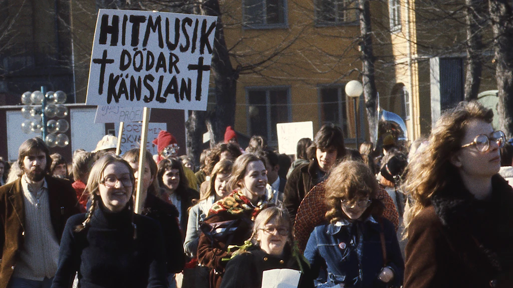 Upp till kamp emot – hitsen! Bild från SVT:s dokumentär Alternativfestivalen som finns att se i Öppet arkiv på SVT Play. Foto: SVT Bild