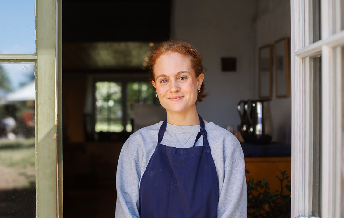 Tuva Törnqvist på sitt sommarjobb, restaurang Vejde på Södra Gotland.