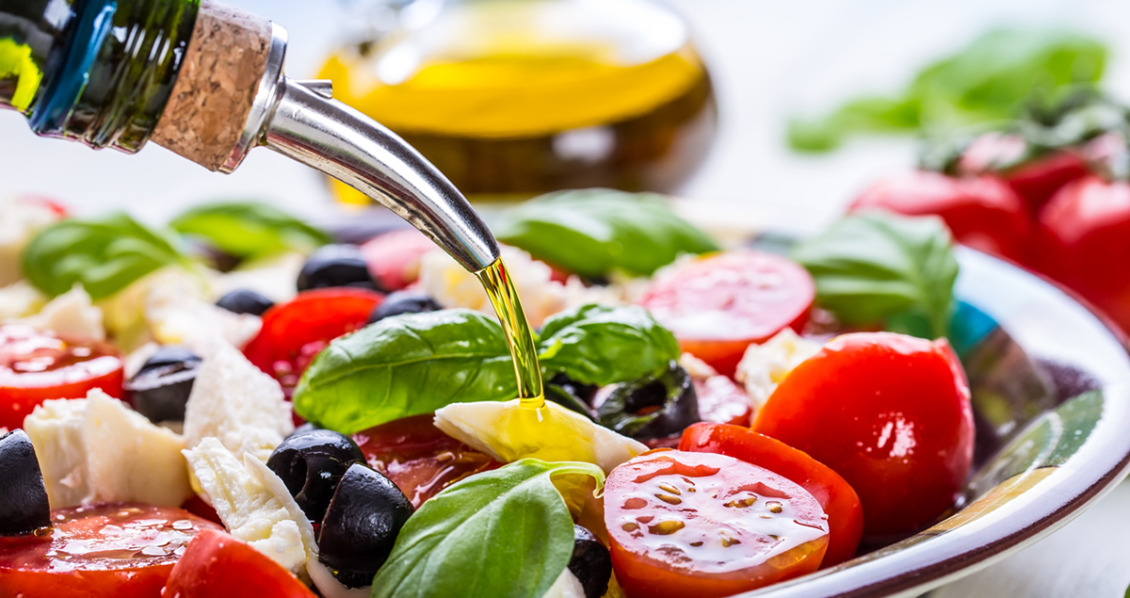 sallad som dressas med olivolja