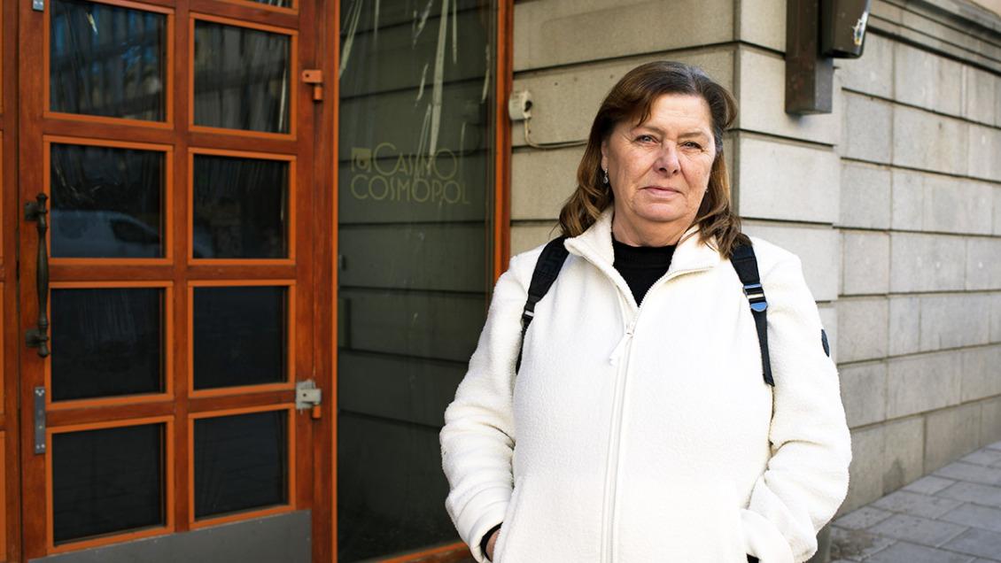 Jane Höglund utanför stängda Casino Cosmopol
