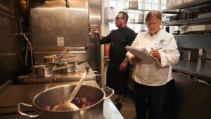 Han får kvitto på sina kockkunskaper