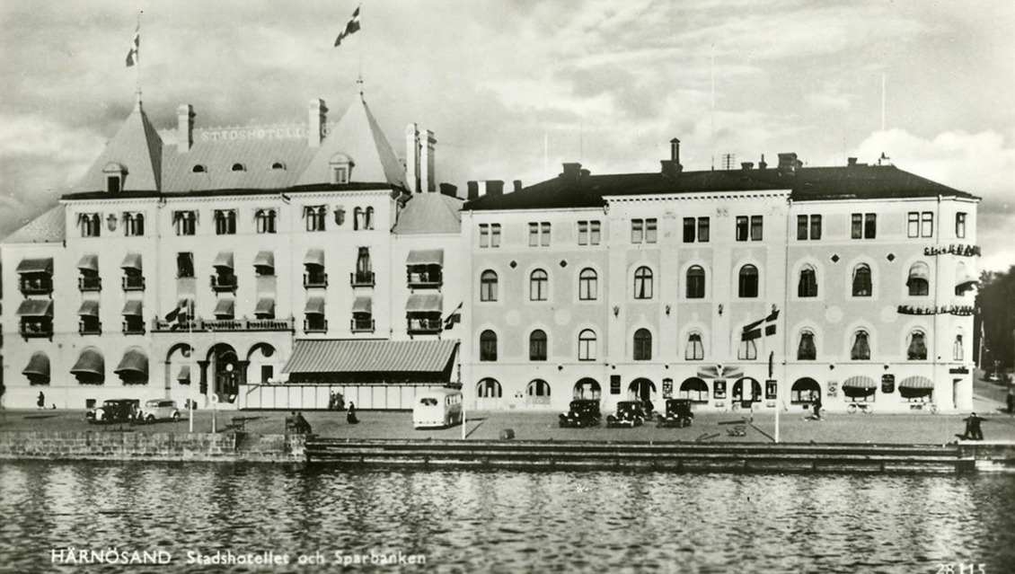 Maja på Stadt, Stadshotellet och Sparbanken, Härnösand 1930
