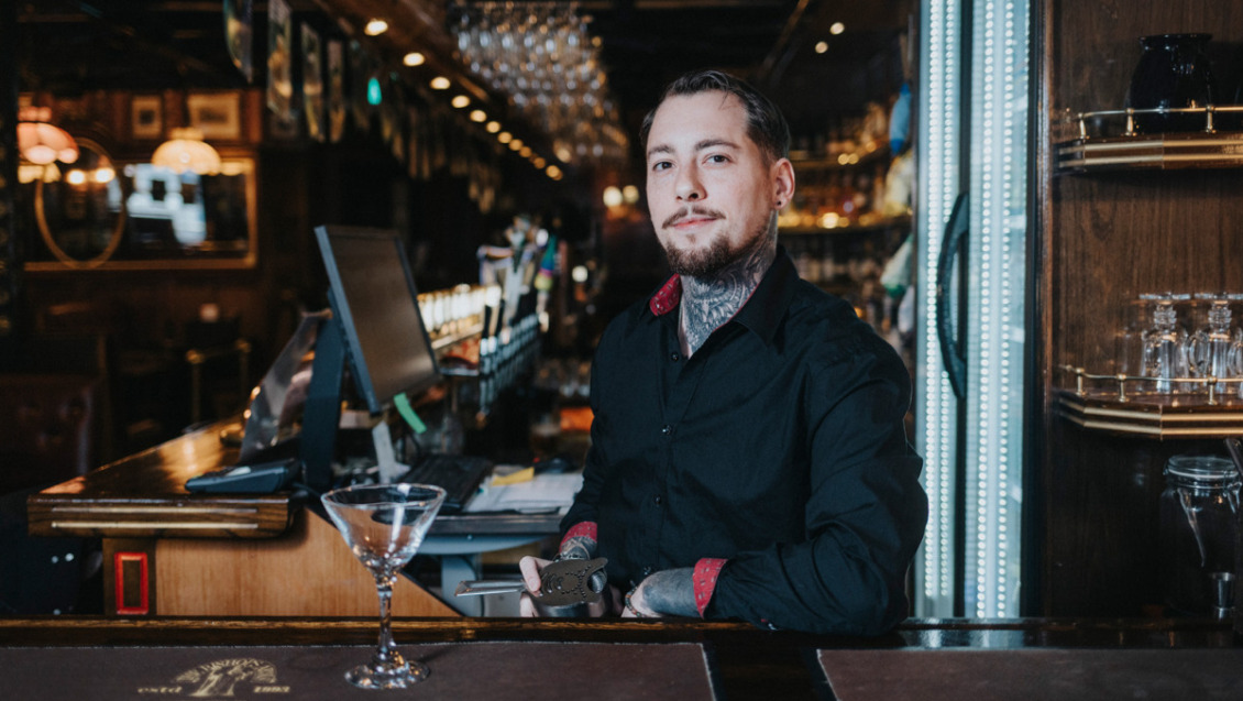 Bartendern Joshua var nära att missa pensionspengar