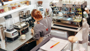 Sa upp gravid – ska betala 80 000