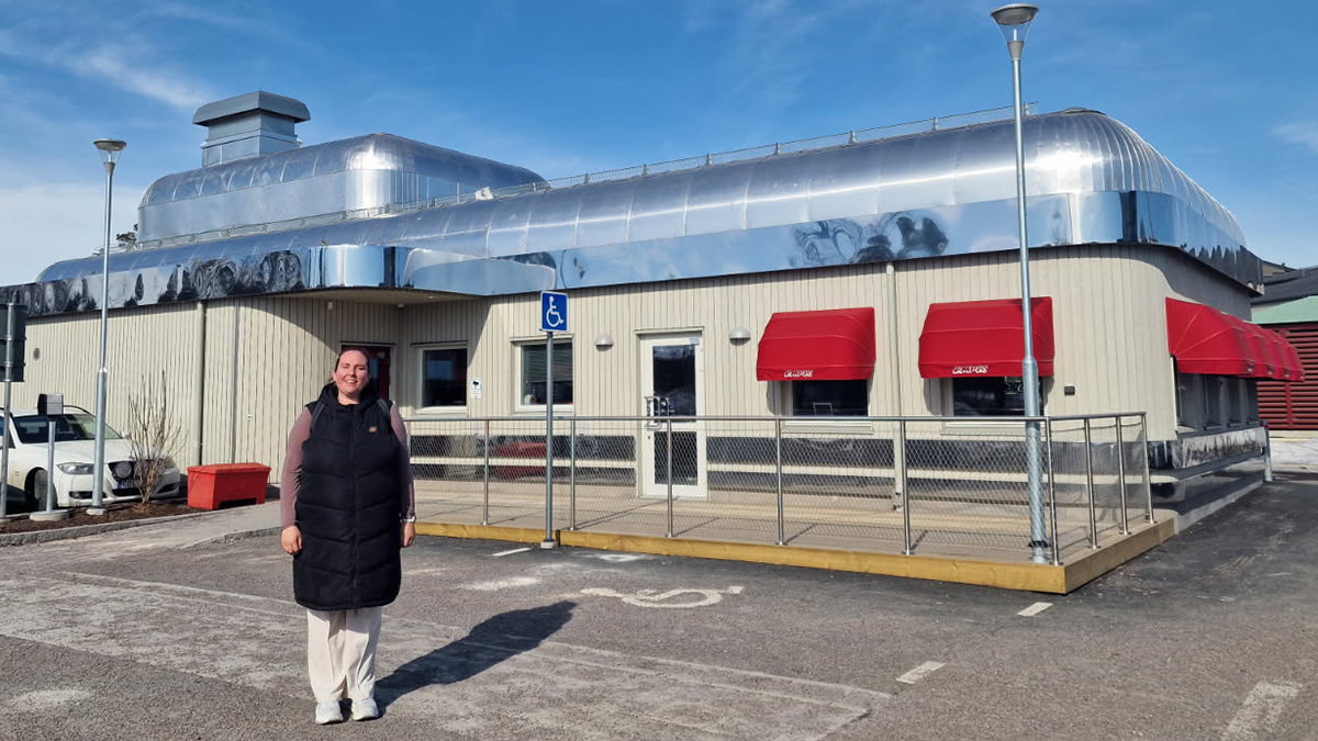 Sofia Broström med en tamren på Giron Reindeer.