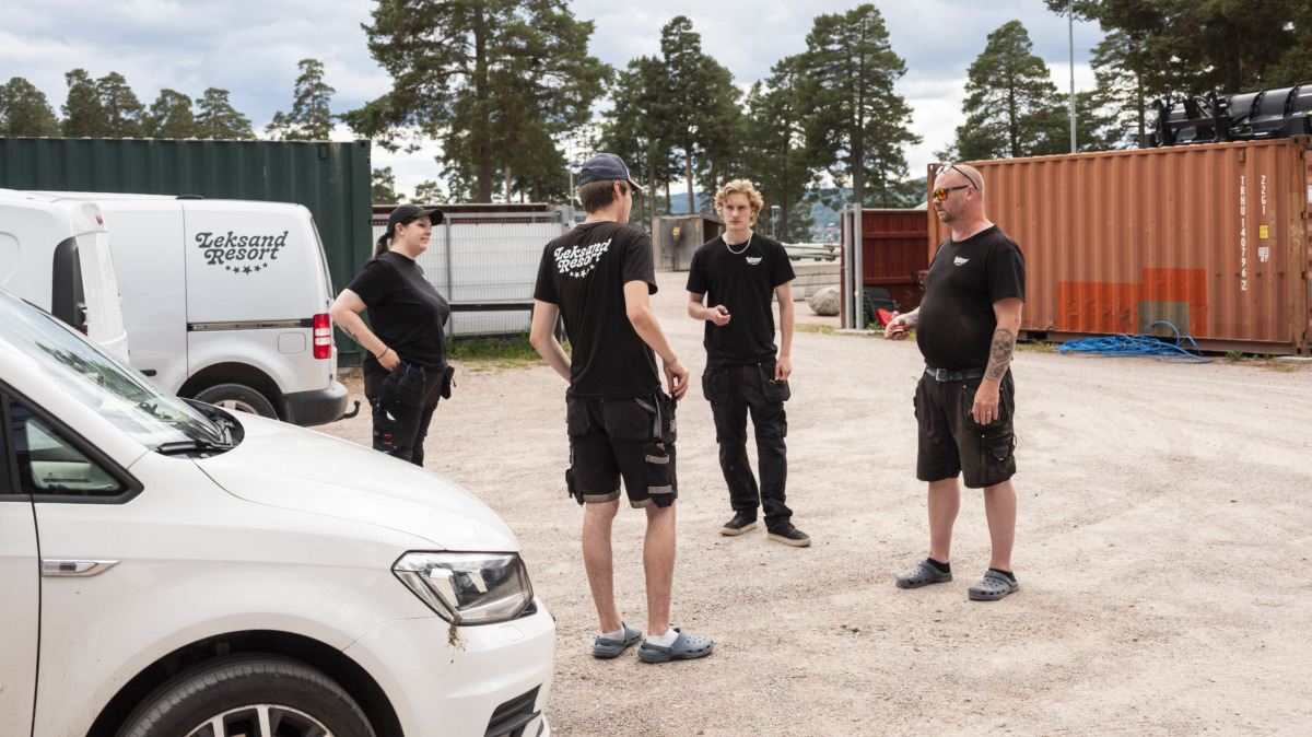 Stefan Stamnäs håller i ett dörrlås. I bakgrunden Anton Willhans, Liam Karlsson.