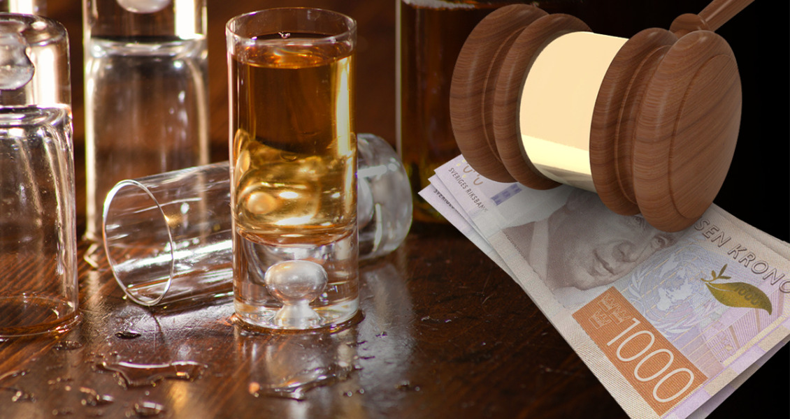 Flera shotglas, varav ett vält samt den bunt tusenlappar med en domstolsklubba på, kanske de 8 000 som gästen fick i skadestånd efter ett knytnävsslag i ansiktet