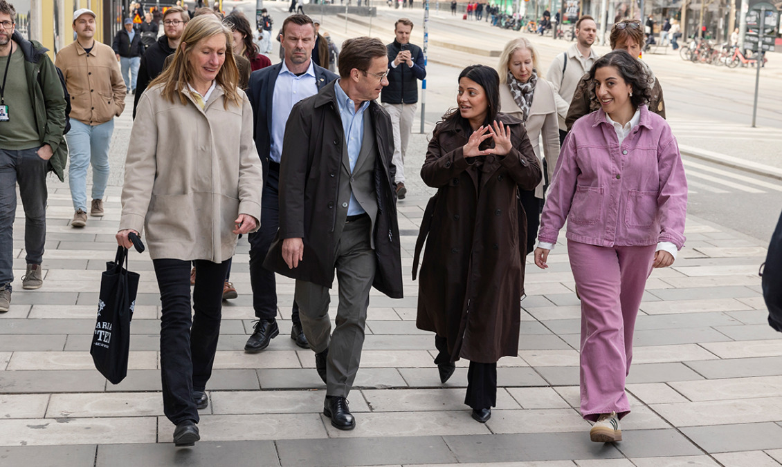 Carin Götblad, Ulf Kristerssson, Evin Cetin och Simona Mohamsson går på en trottoar i centrala Stockholm